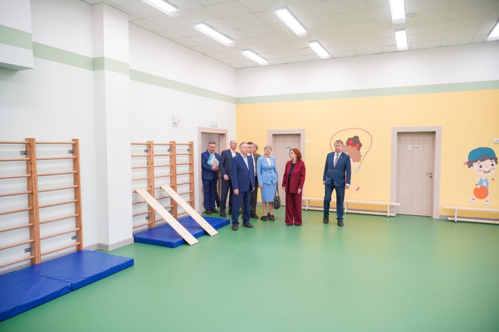 Александр Беглов осмотрел новый детский сад и рассказал о строительстве гимназии в ЖК «Дворцовые фасады»